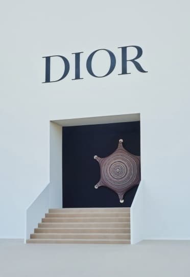 Аморфная инсталляция Джоаны Васконселос дополнила модный показ Dior