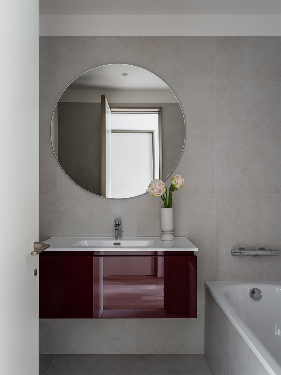 Монохромная палитра в интерьере компактной квартиры под сдачу — проект Attic Studio