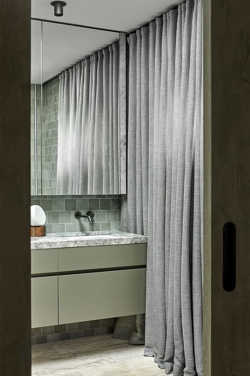 Песочные тона и стальные детали в интерьере двухэтажного дома на побережье Сорренто — проект Фионы Линч