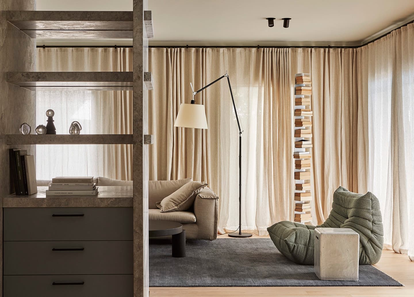 Песочные тона и стальные детали в интерьере двухэтажного дома на побережье Сорренто — проект Фионы Линч