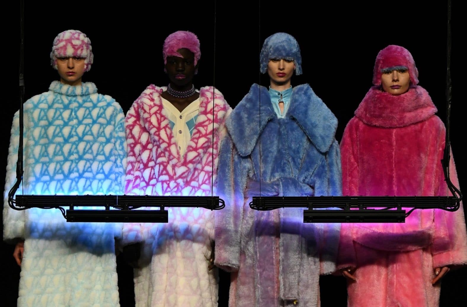 Японский бренд Anrealage показал одежду, которая меняет цвет