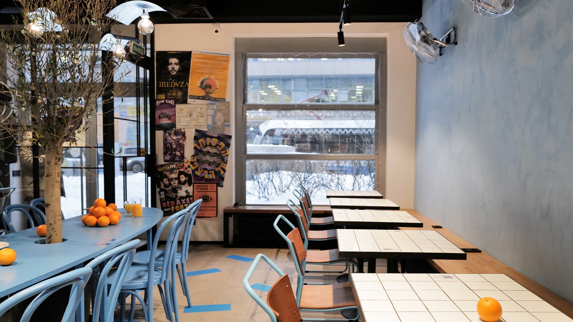 Яркий интерьер небольшого кафе израильской кухни — проект бюро UTRO