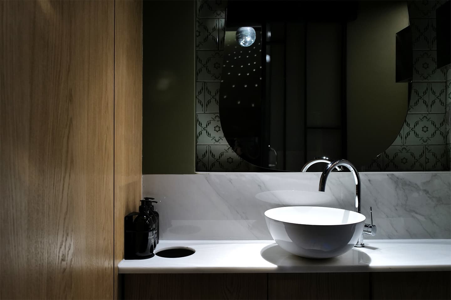 Яркий интерьер небольшого кафе израильской кухни — проект бюро UTRO