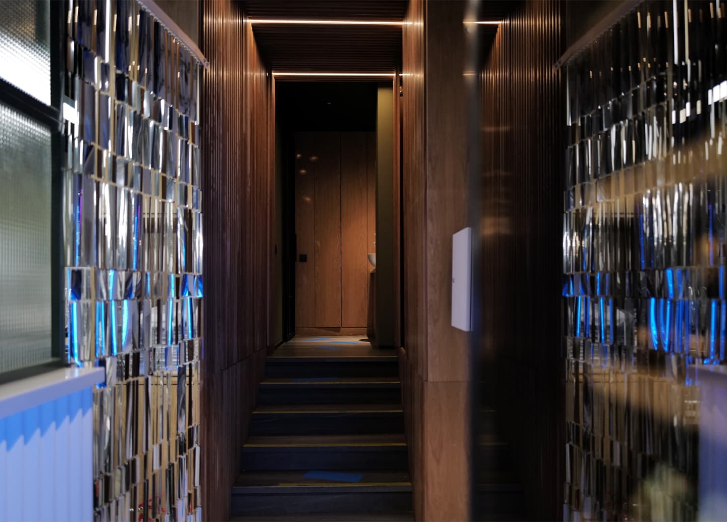 Яркий интерьер небольшого кафе израильской кухни — проект бюро UTRO