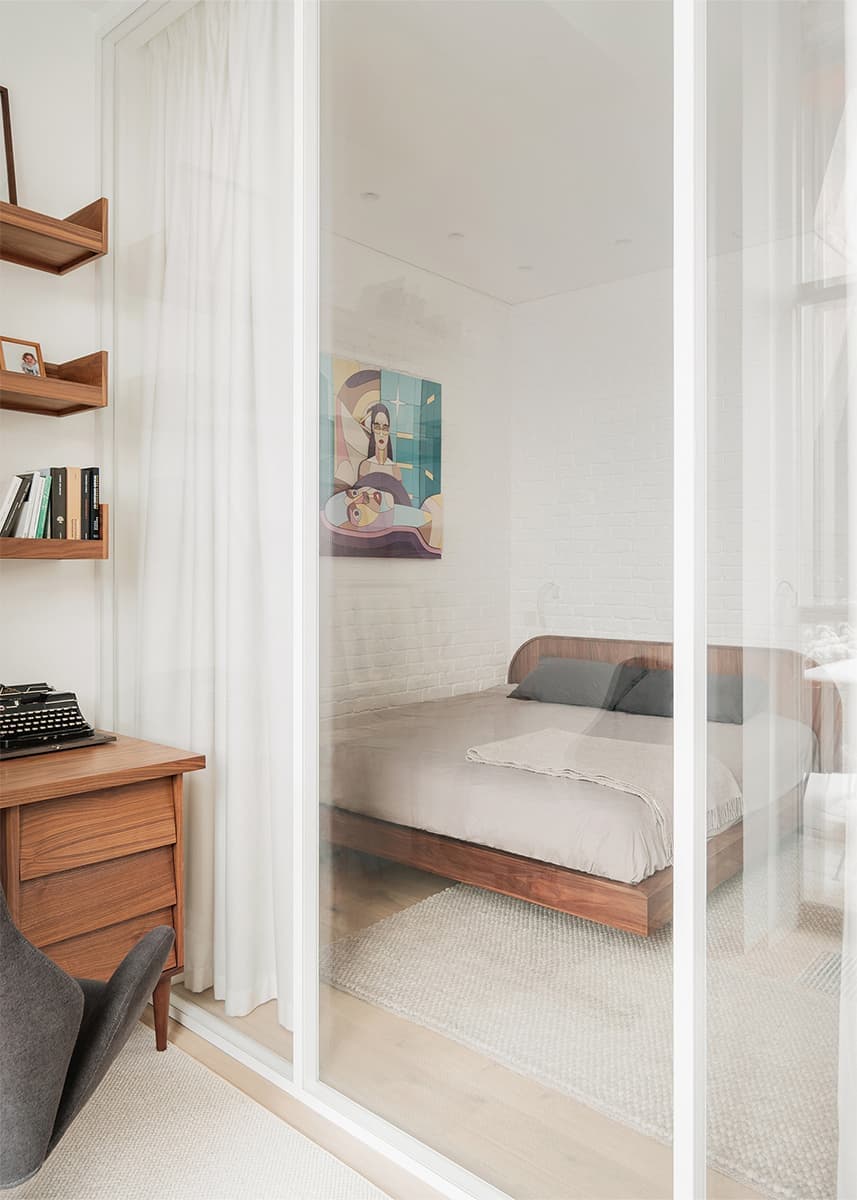 Светлый интерьер видовой квартиры с антресолью — проект студии INT2 architecture