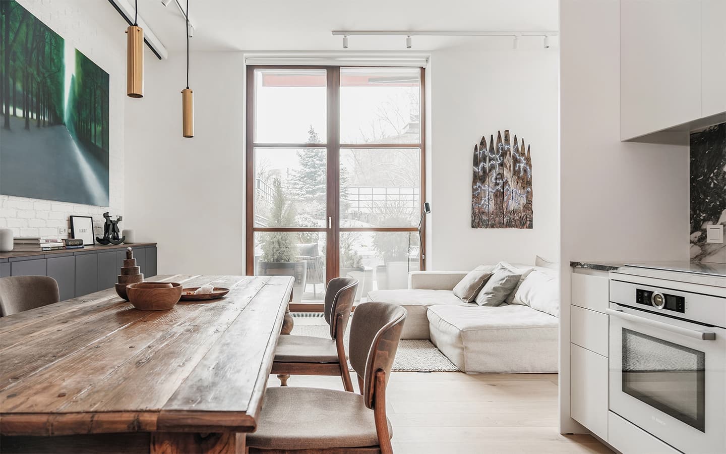 Светлый интерьер видовой квартиры с антресолью — проект студии INT2 architecture