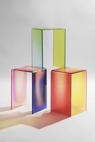Студии Lumière Bricoleur и Tableau сделали разноцветные приставные столики