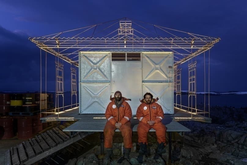 Команда balbek bureau установила в Антарктиде арт-объект в виде украинского дома