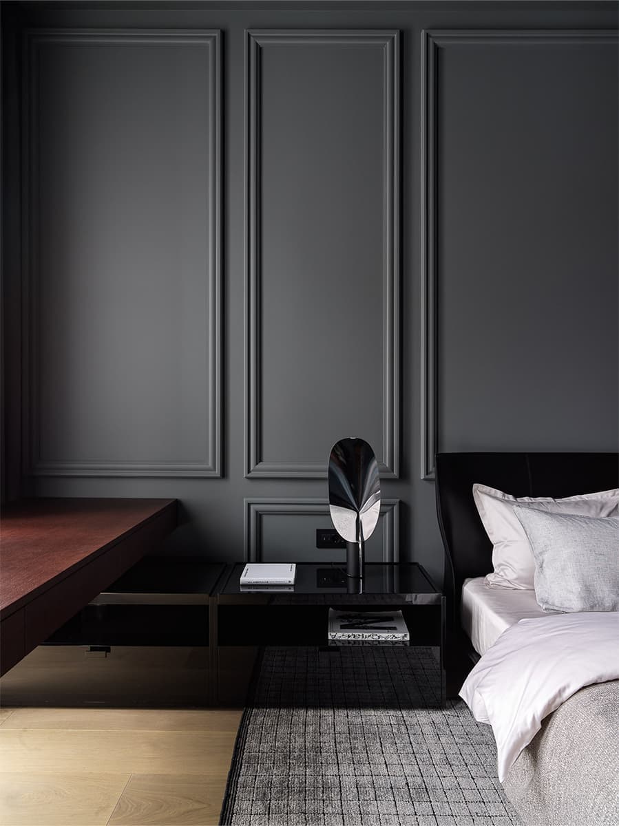 Монохромный интерьер с брутальными фактурами и нестандартными решениями — проект дизайн-бюро BELLARDO