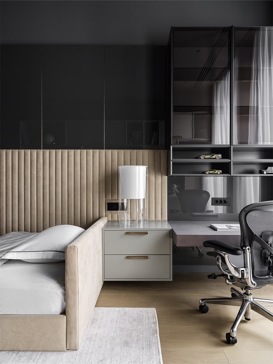 Монохромный интерьер с брутальными фактурами и нестандартными решениями — проект дизайн-бюро BELLARDO