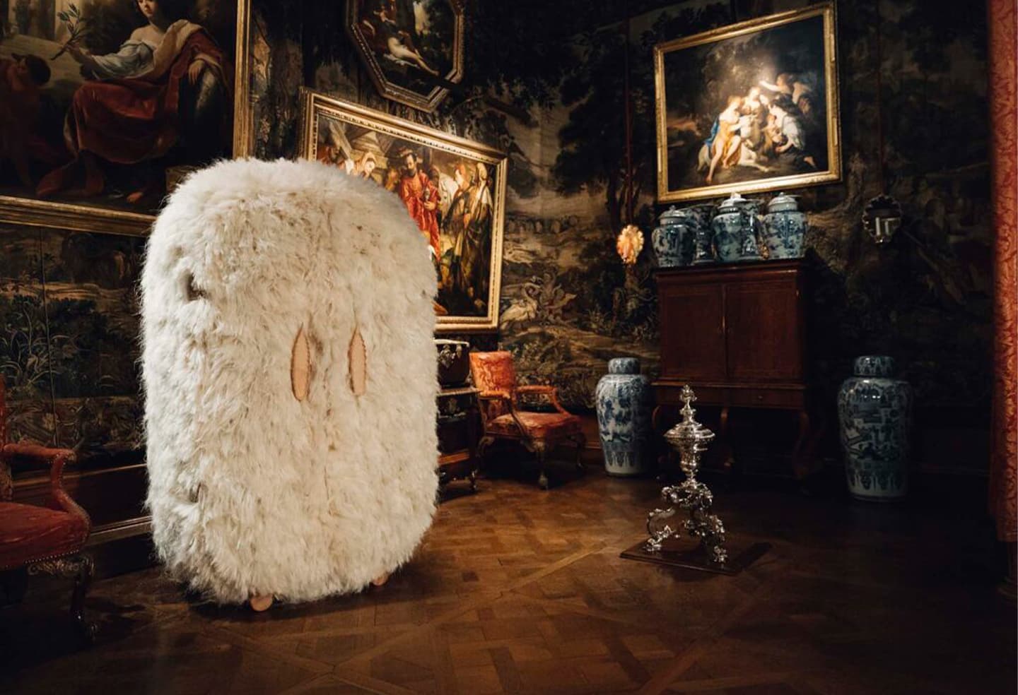 Фернандо Лапоссе. Кресло Black Furry, шкаф White Agave