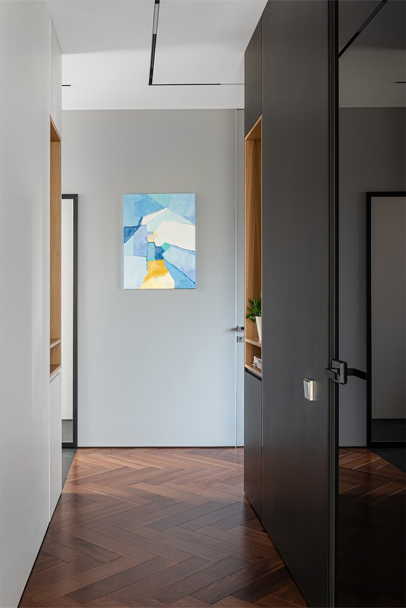 Изумрудные, синие и серые оттенки в интерьере для семьи с двумя дочками — проект Ольги Белогуровой