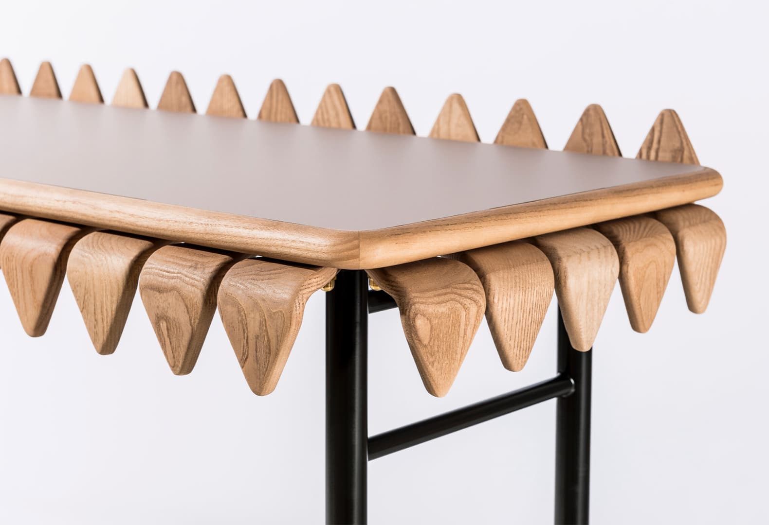 david/nicolas. Консоль из серии Around a Leaf для Nilufar Gallery, 2017. Фото: Emanuele Tortora