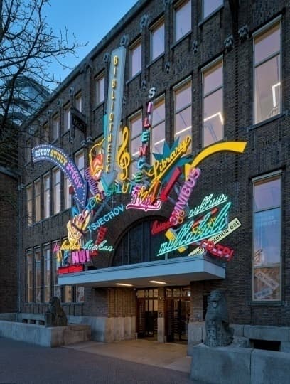 Инсталляция Маартена Бааса украсила вход в городскую библиотеку Утрехта