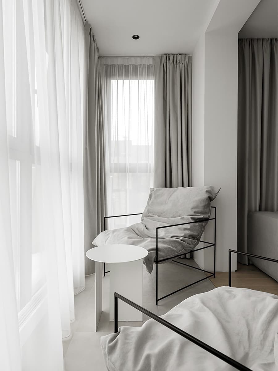 Монохромный интерьер квартиры с созданной на заказ мягкой группой — проект Станислава Бороздинского