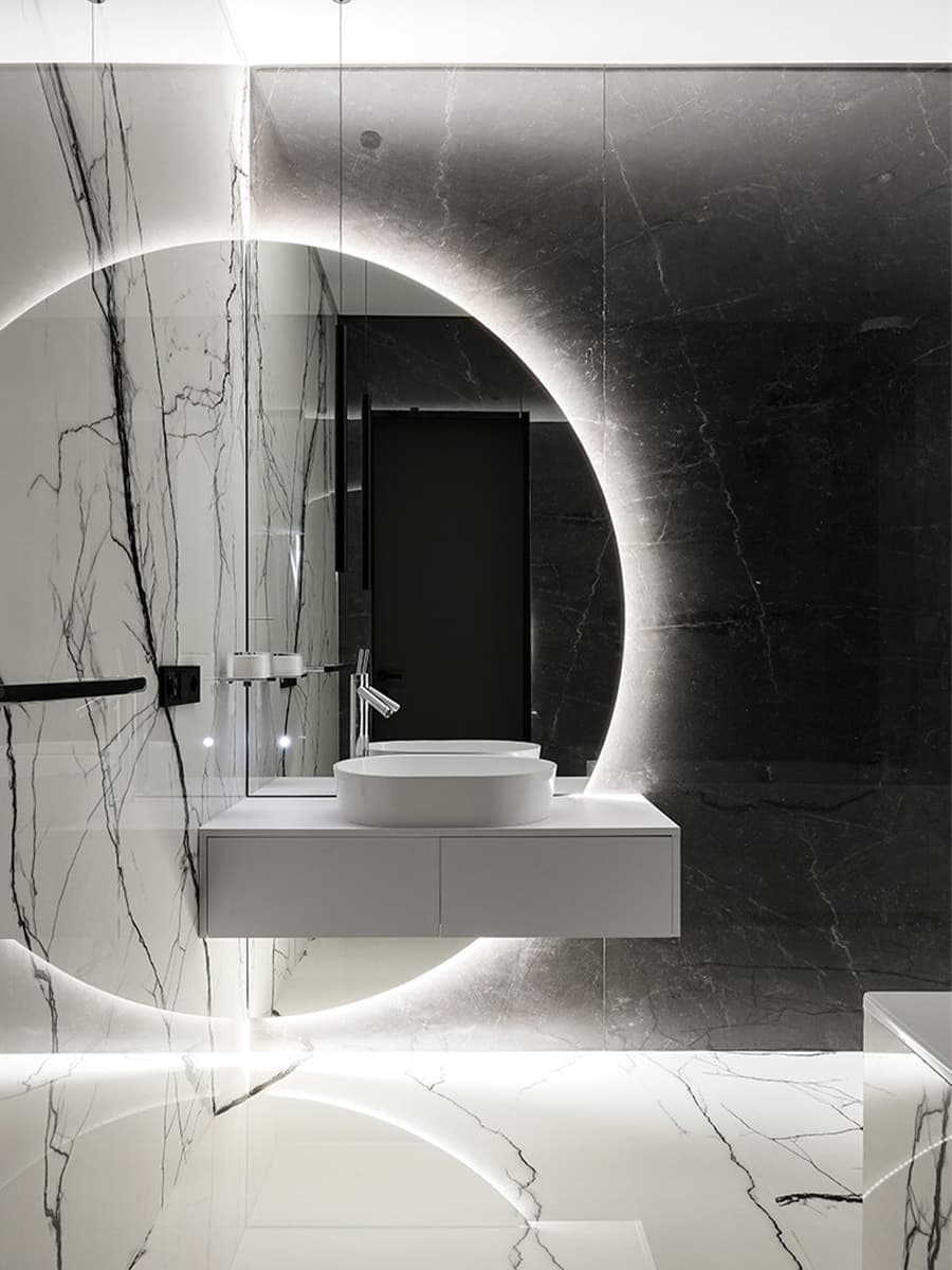 Монохромный интерьер квартиры с созданной на заказ мягкой группой — проект Станислава Бороздинского