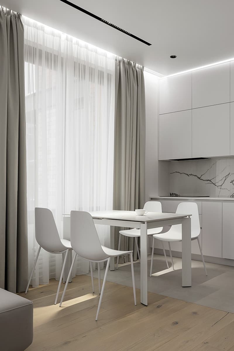 Монохромный интерьер квартиры с созданной на заказ мягкой группой — проект Станислава Бороздинского