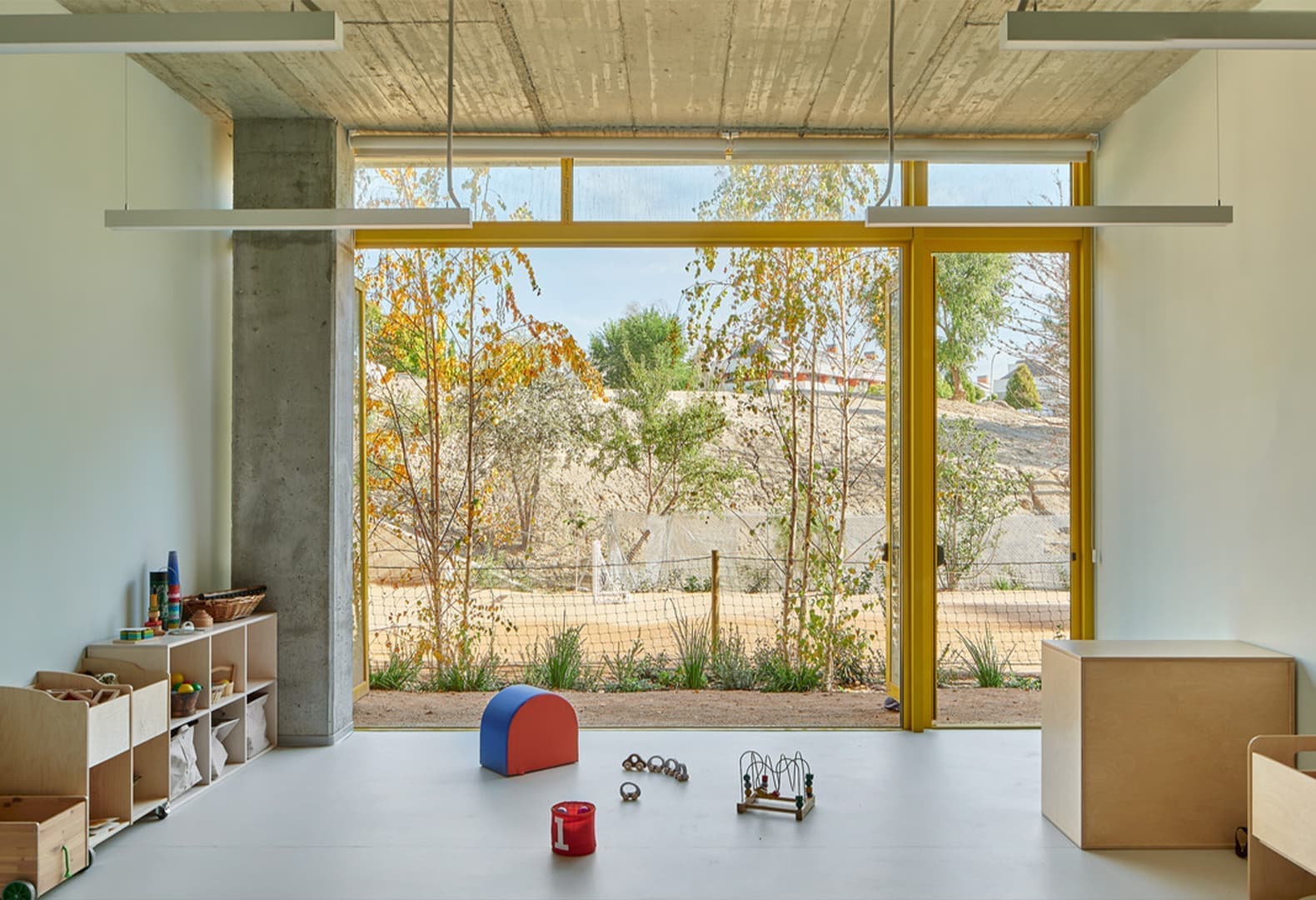 Центральный атриум с садом; прилегающие пространства Reggio School в Мадриде