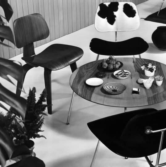 Eames Institute of Infinite Curiosity запустил виртуальную выставку столов Чарльза и Рэй Имзов