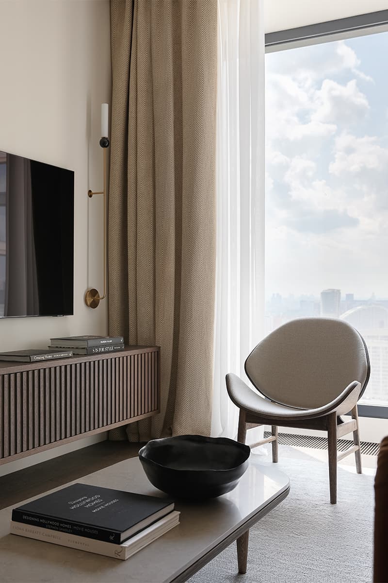 Умиротворенная палитра и элементы классического стиля в интерьере семейной квартиры — проект Аланы Кузнецовой