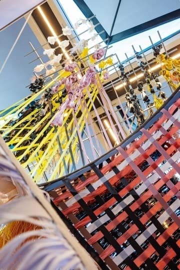 Нидерландский дизайнер создала инсталляцию в виде гигантского ткацкого станка