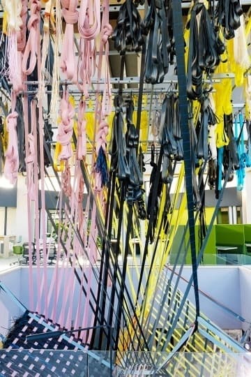 Нидерландский дизайнер создала инсталляцию в виде гигантского ткацкого станка