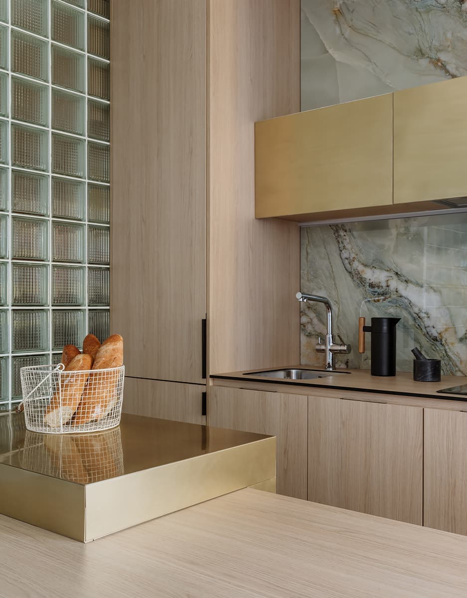 Светлый интерьер пятиугольных апартаментов с зеркалами и стеклоблоками – проект Полины Евдокимовой