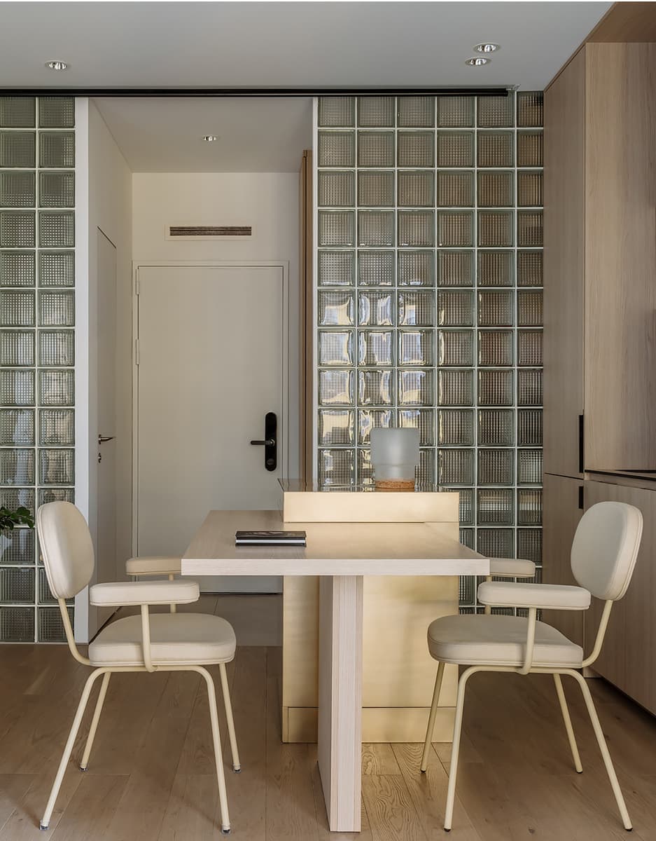 Светлый интерьер пятиугольных апартаментов с зеркалами и стеклоблоками – проект Полины Евдокимовой