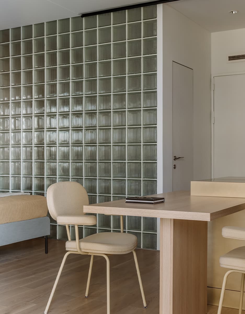 Светлый интерьер пятиугольных апартаментов с зеркалами и стеклоблоками – проект Полины Евдокимовой