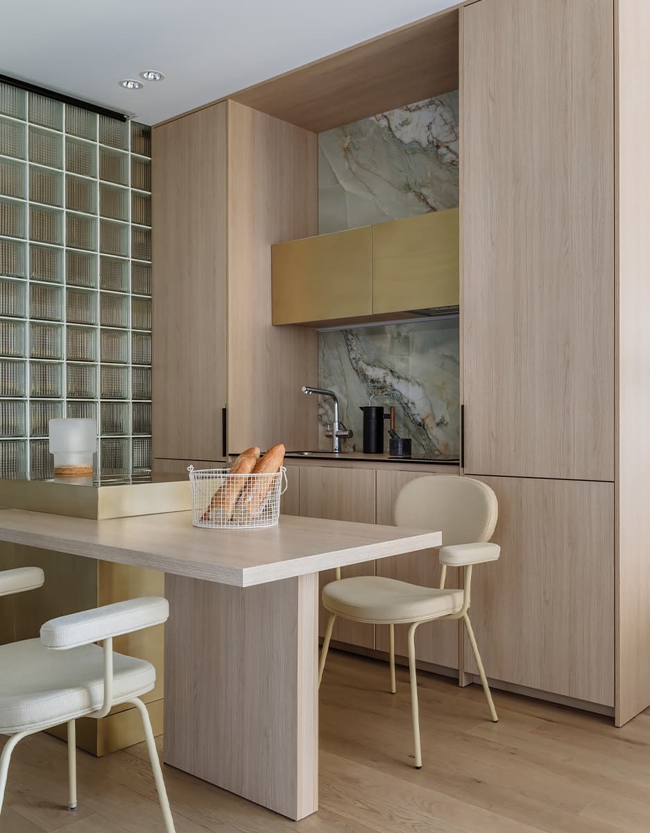 Светлый интерьер пятиугольных апартаментов с зеркалами и стеклоблоками – проект Полины Евдокимовой