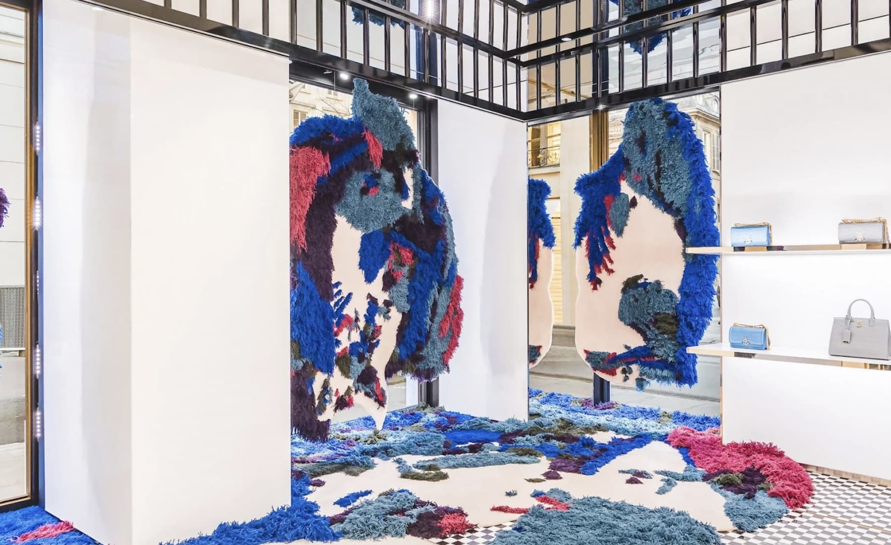 Британский художник украсил шоурум Burberry в Париже текстильными инсталляциями