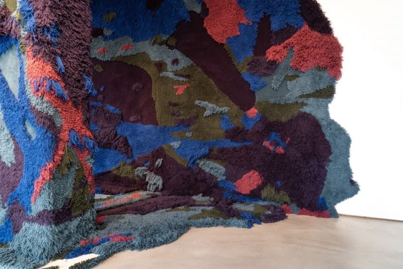 Британский художник украсил шоурум Burberry в Париже текстильными инсталляциями