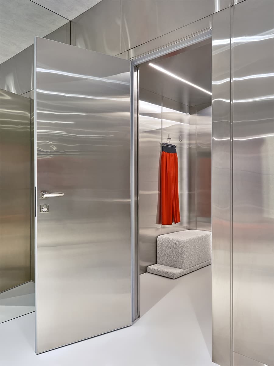 Футуристичный интерьер шоурума женской одежды – проект студии Bilbao Design