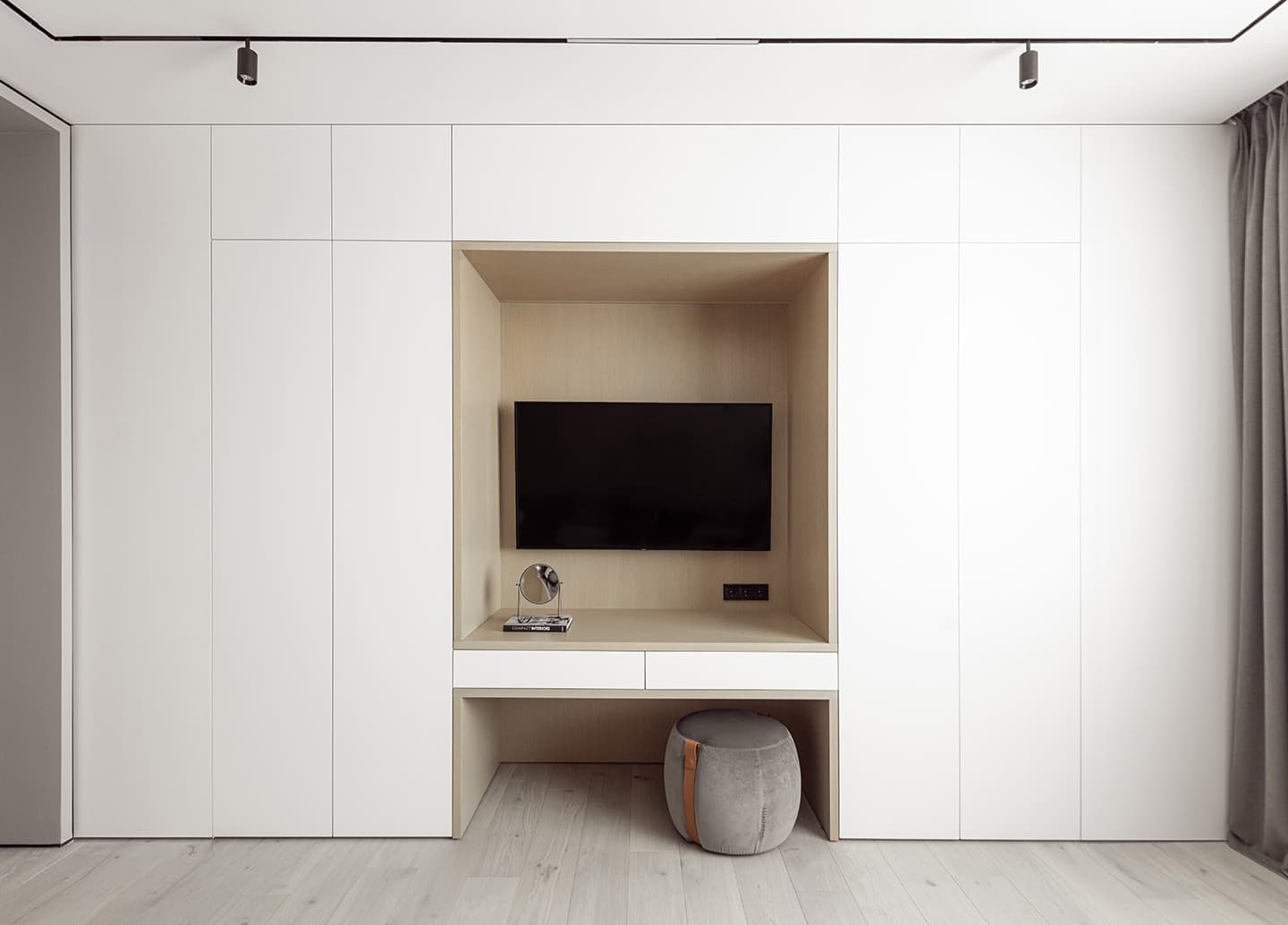 Акцентный керамогранит, дерево и современное искусство в интерьере квартиры — проект студии дизайна «Красный квадрат»