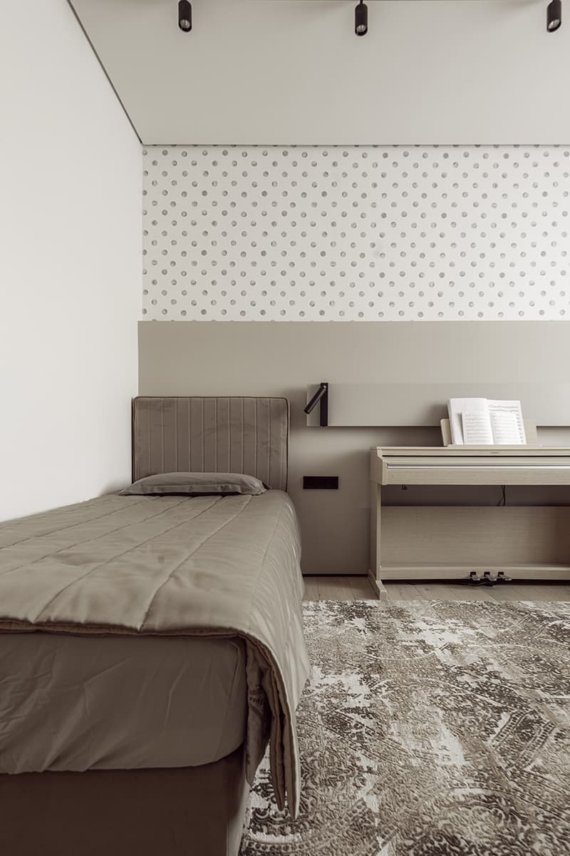 Акцентный керамогранит, дерево и современное искусство в интерьере квартиры — проект студии дизайна «Красный квадрат»