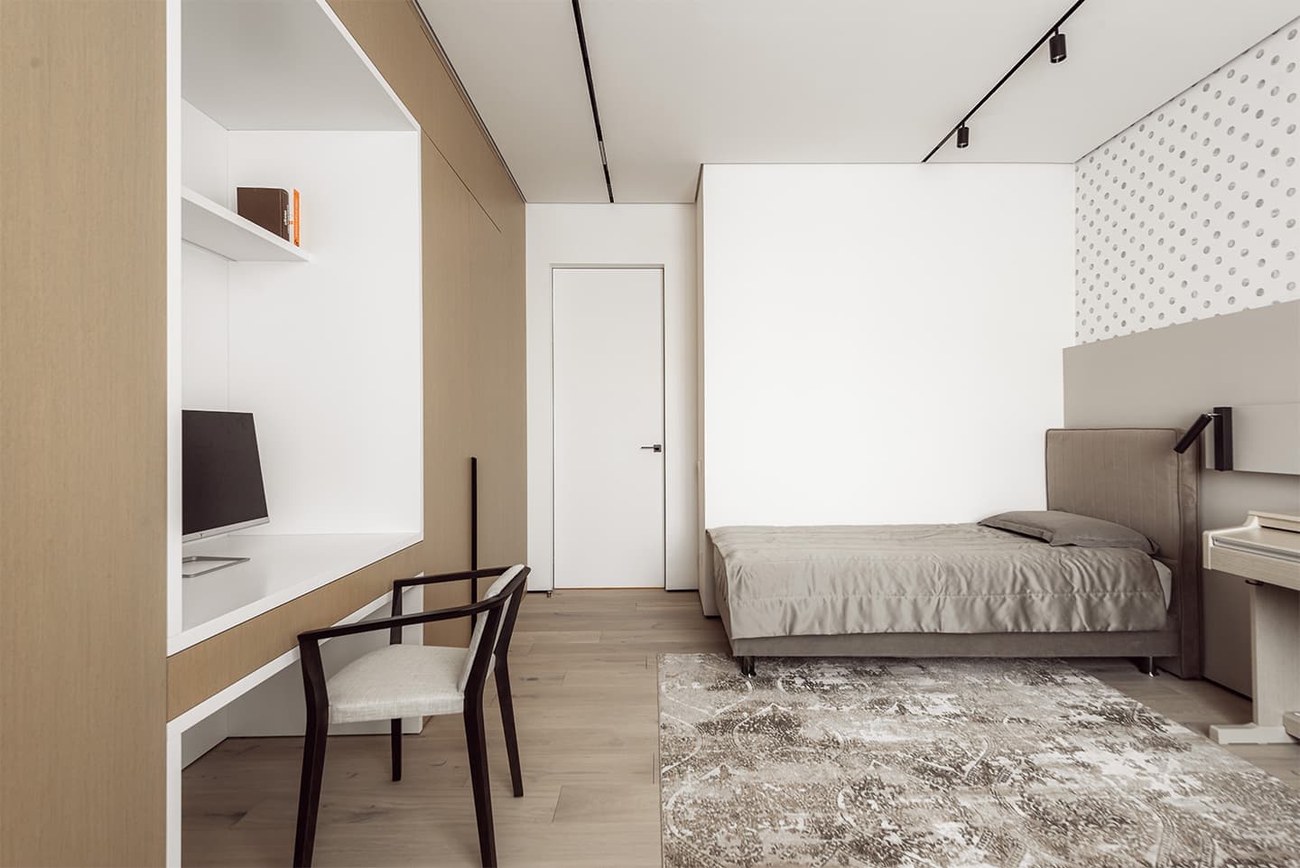 Акцентный керамогранит, дерево и современное искусство в интерьере квартиры — проект студии дизайна «Красный квадрат»