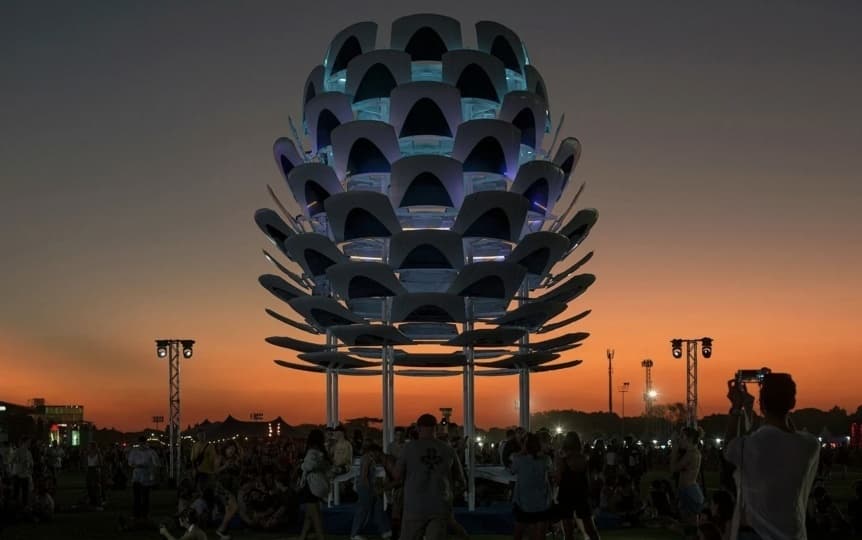 Аргентинские архитекторы сделали инсталляцию из автомобильных капотов