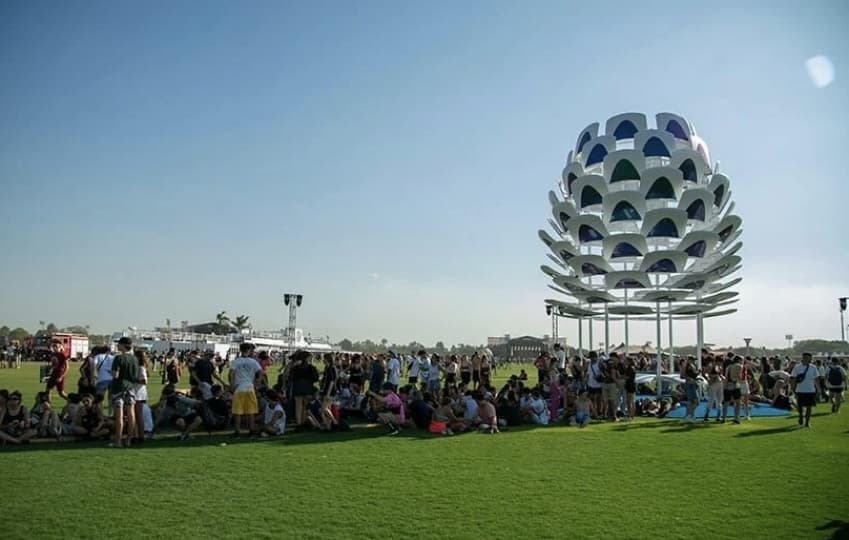 Аргентинские архитекторы сделали инсталляцию из автомобильных капотов