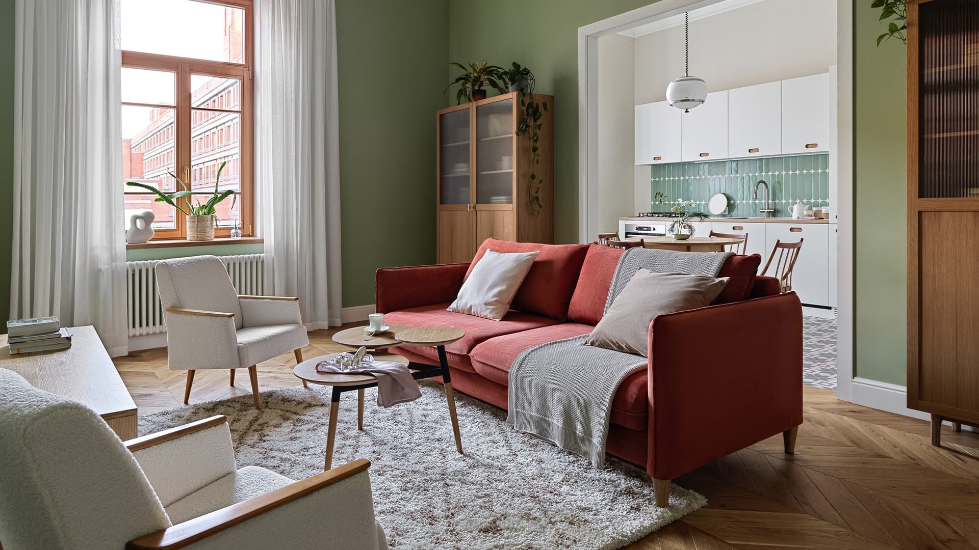 Расслабленный интерьер квартиры с винтажными люстрами и мебелью из фанеры — проект Анастасии Заркуа