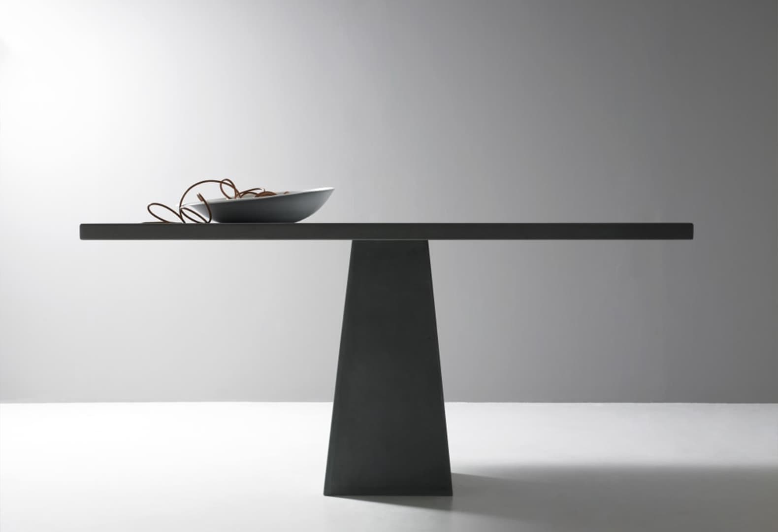 Анджело Манджаротти. Стол Incas. Фото: Agapecasa