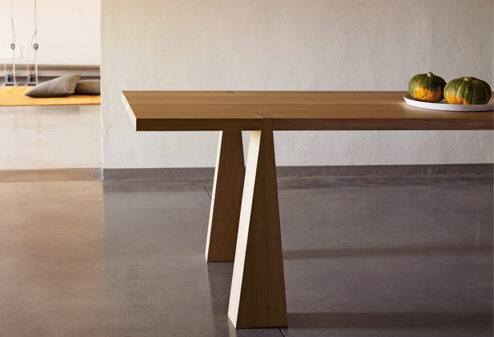 Анджело Манджаротти. Стол Incas. Фото: Agapecasa