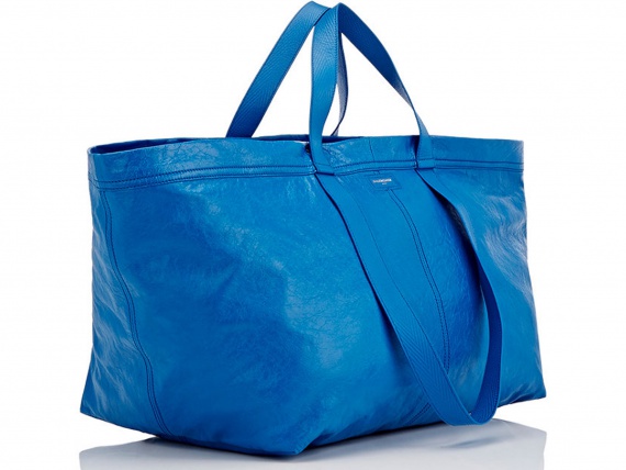 Бренд Balenciaga выпустил синюю сумку, как у IKEA, за $2500