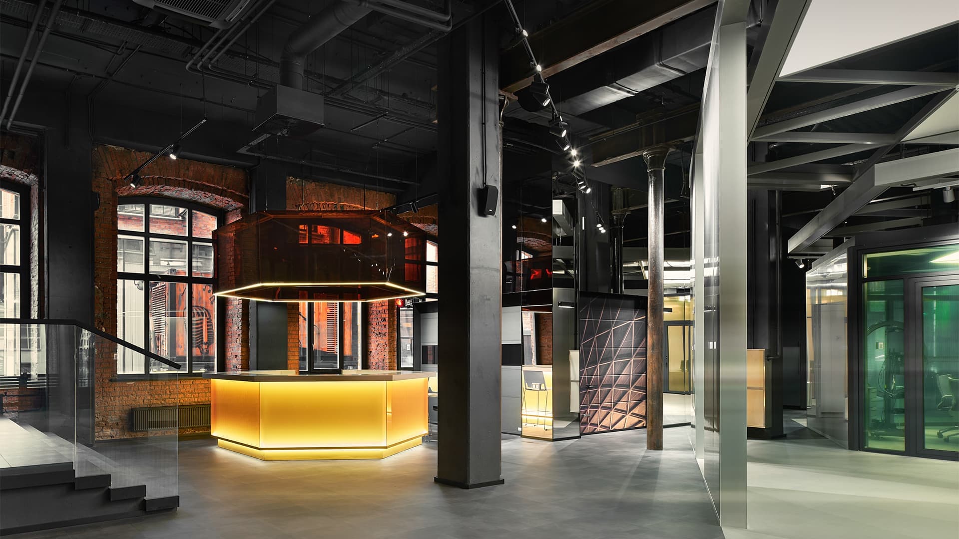 Строгая геометрия, стекло и алюминиевые детали в интерьере современного офиса — проект студии VOX Architects