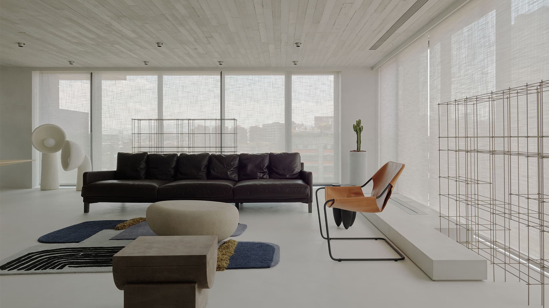 Оттенки Востока: бетон, обожженное дерево и современная мебель в лаконичном интерьере квартиры — проект студии Wei Yi International Design Associates