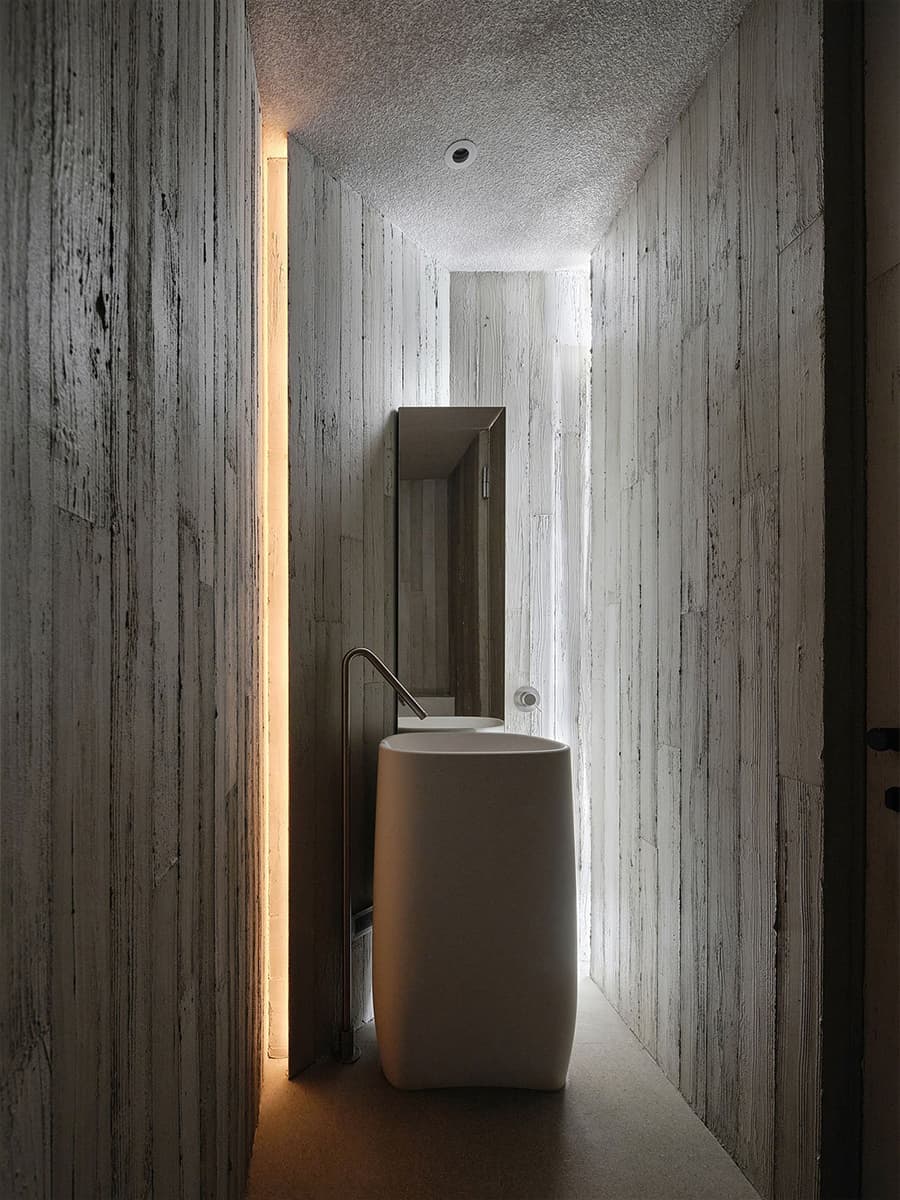 Оттенки Востока: бетон, обожженное дерево и современная мебель в лаконичном интерьере квартиры — проект студии Wei Yi International Design Associates