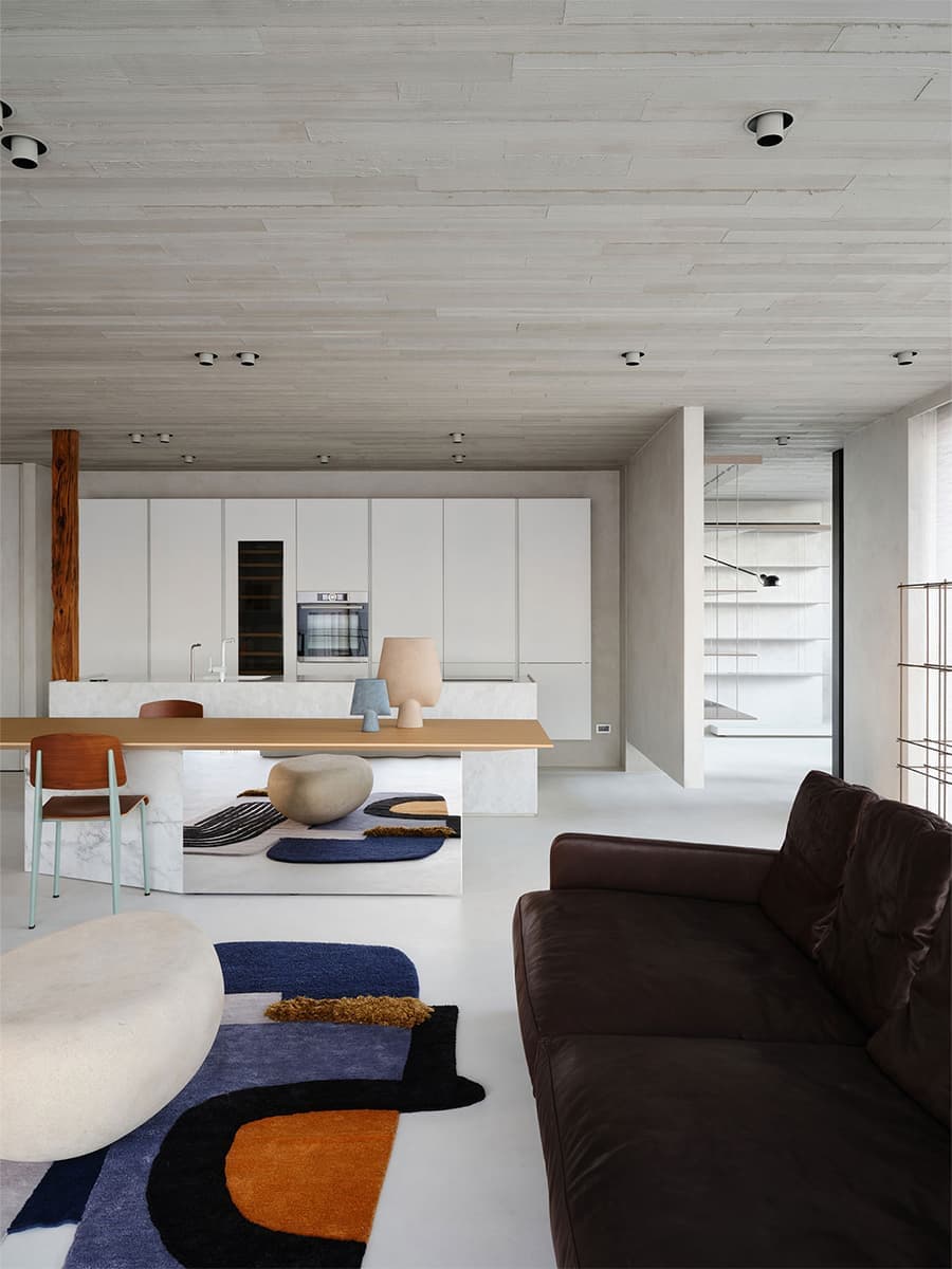 Оттенки Востока: бетон, обожженное дерево и современная мебель в лаконичном интерьере квартиры — проект студии Wei Yi International Design Associates