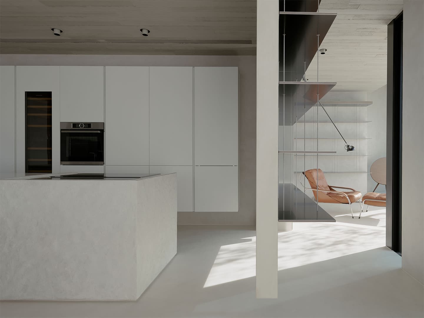 Оттенки Востока: бетон, обожженное дерево и современная мебель в лаконичном интерьере квартиры — проект студии Wei Yi International Design Associates