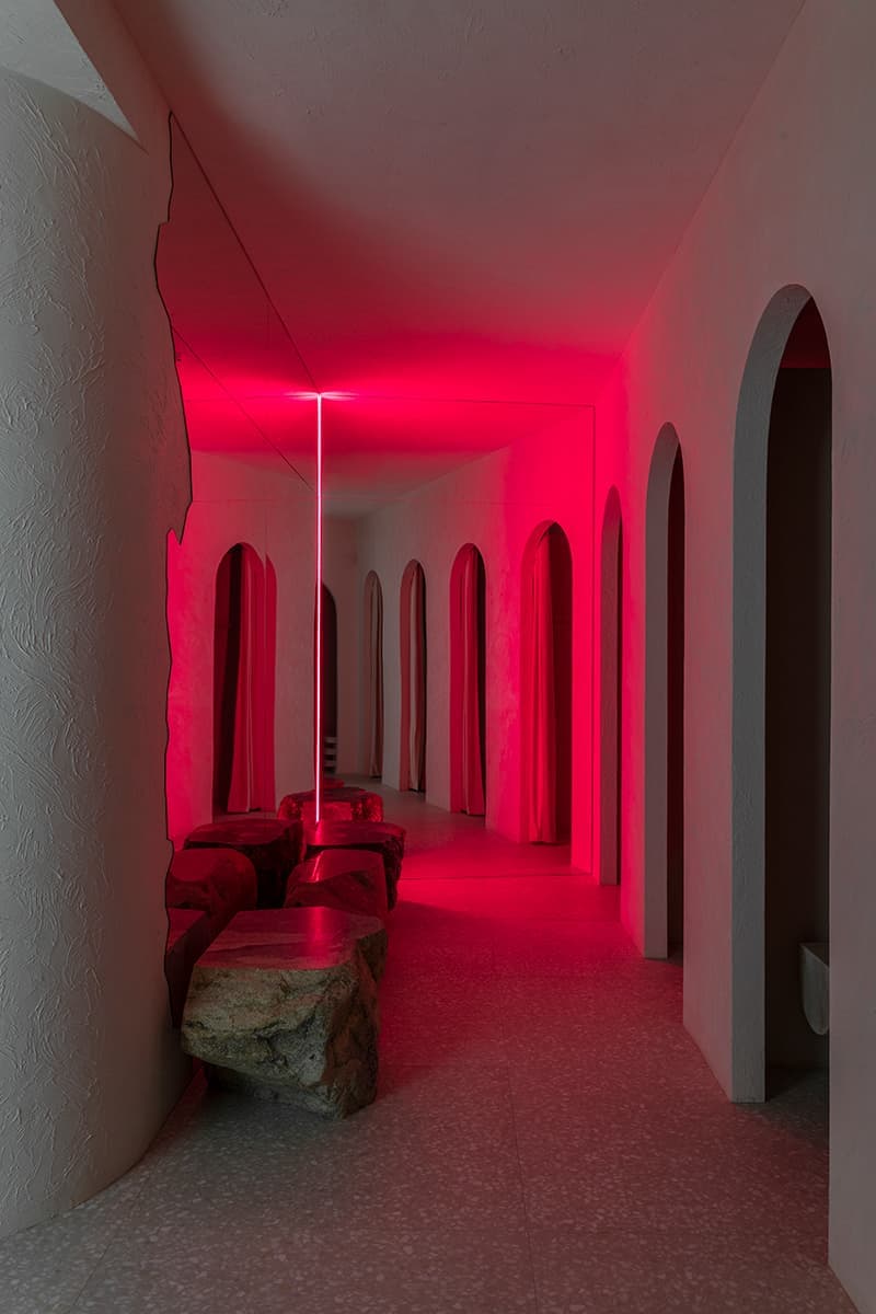 Скамьи-валуны и панно из искусственного камня в интерьере магазина на Патриарших прудах — проект бюро Gulyaev + Tsakharias