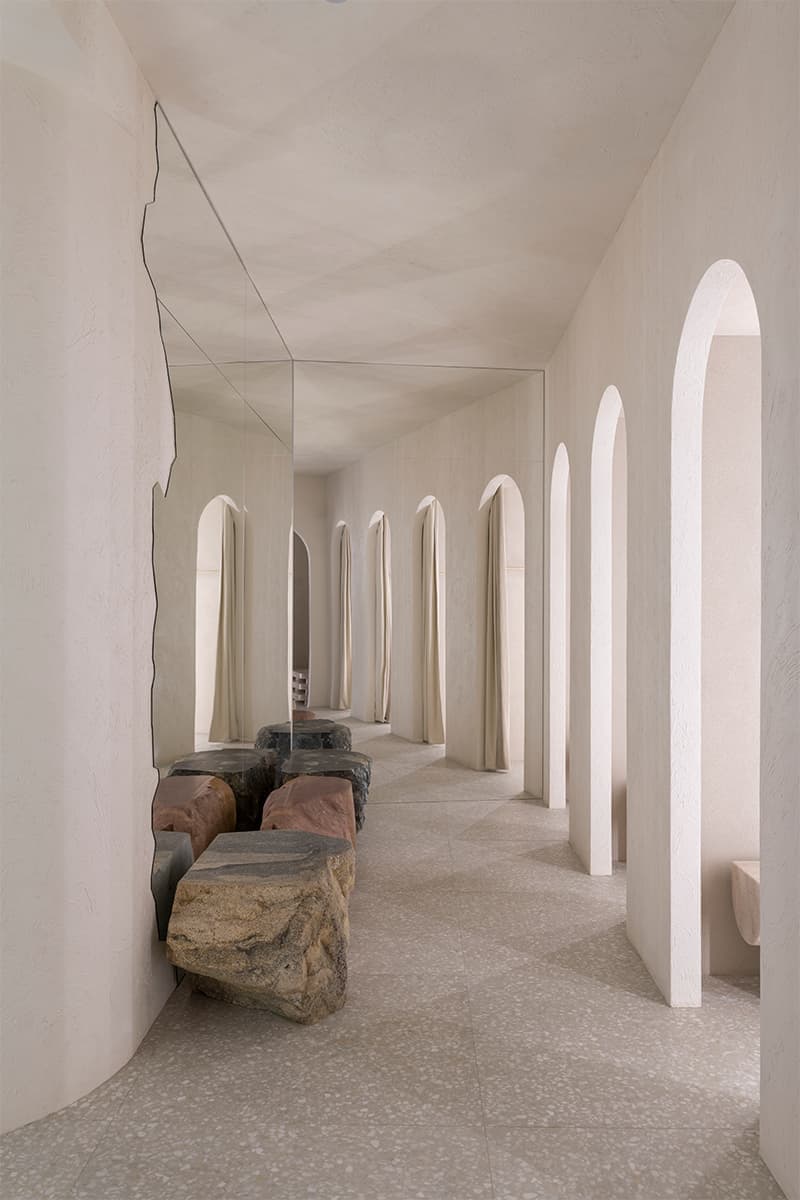 Скамьи-валуны и панно из искусственного камня в интерьере магазина на Патриарших прудах — проект бюро Gulyaev + Tsakharias