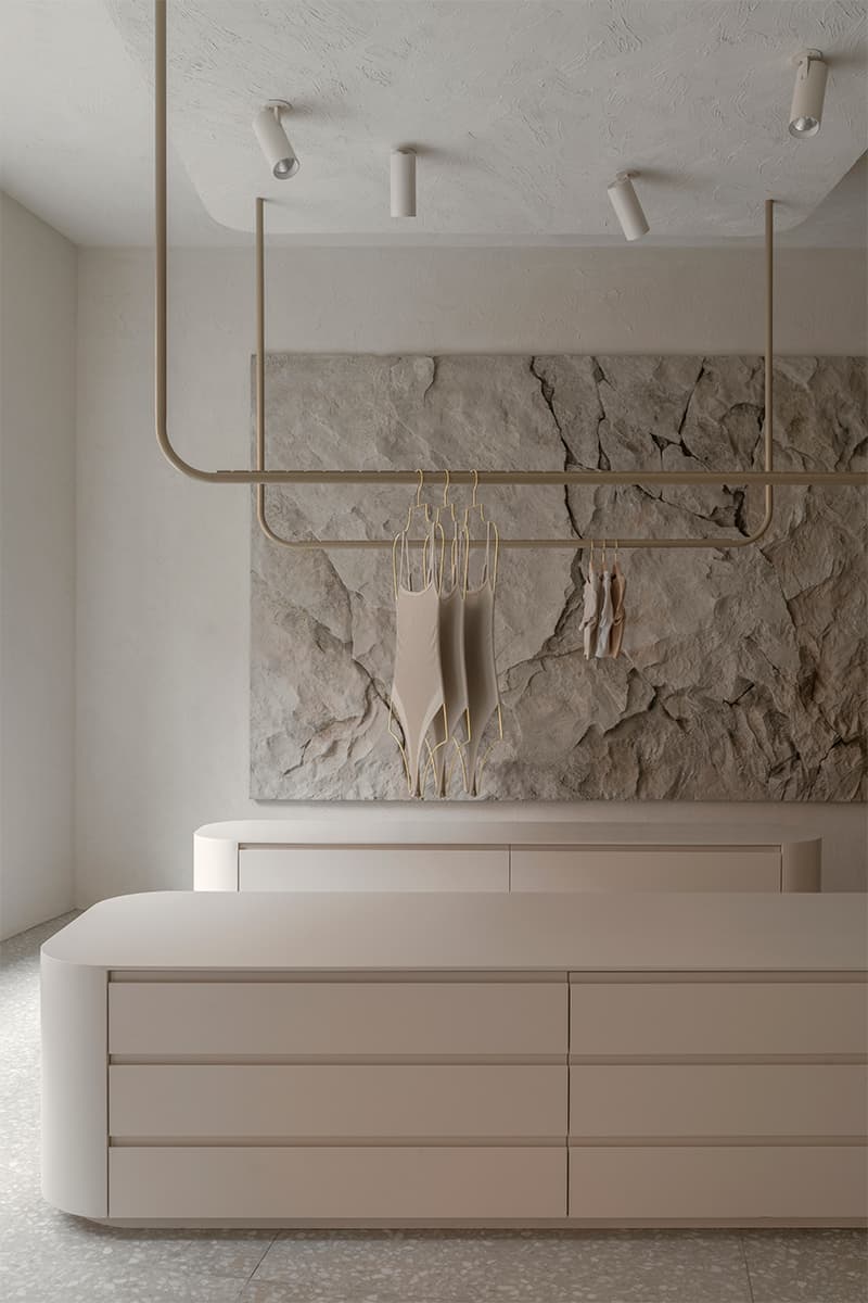 Скамьи-валуны и панно из искусственного камня в интерьере магазина на Патриарших прудах — проект бюро Gulyaev + Tsakharias